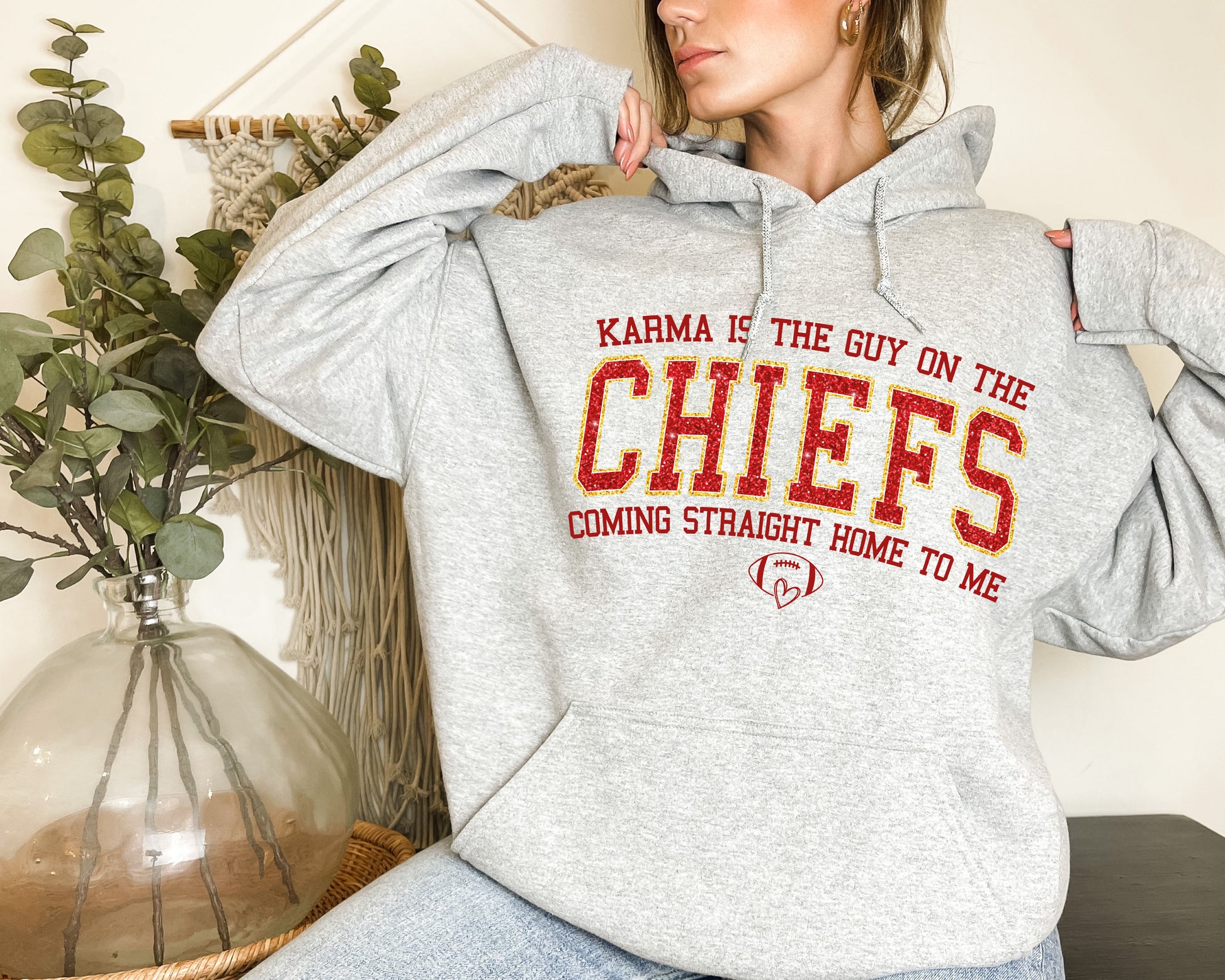 Karma Is The Guy On The Chiefs Sweatshirt, Sweat Travis Scott, Chiefs Era Sweatshirt-newamarketing